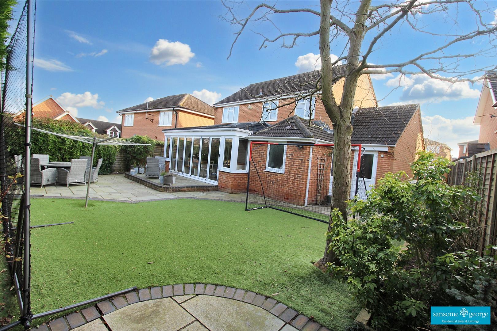 4 bed property in Hayfield Close, Reading